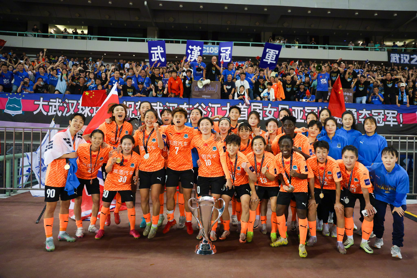 乐动体育平台-中国女足赴美拉练肖裕仪进球视频